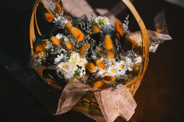 กระเช้าดอกไม้พรีเมียม ของขวัญแสดงความยินดี โดยร้านดอกไม้หาดใหญ่ Honeybee Flowers